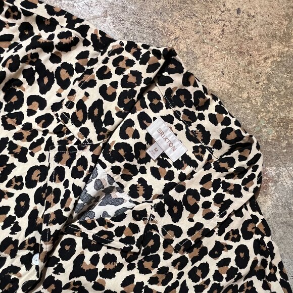 Vintage-inspired Women's Short Sleeved Leopard Print Button-up - Picture 2 of 5